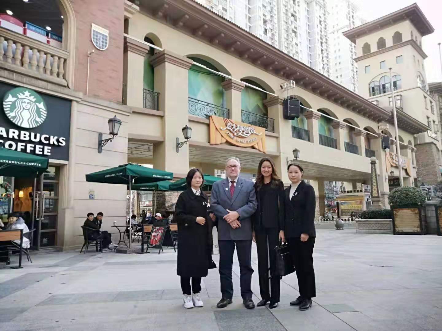 18级学生陈然(右一)陪同前波兰王子马列克·卡斯帕斯基以及马来西亚雪兰莪州公主费思华.jpg